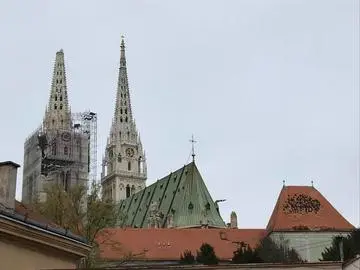 La cattedrale di Zagabria senza una guglia (foto © Vjeran Pavlaković) La cattedrale di Zagabria senza una guglia (foto © Vjeran Pavlaković)