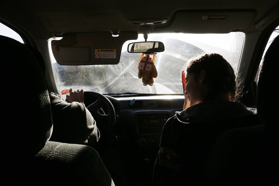 Zina in viaggio verso un campo di patate. “I pochi uomini che non migrano aiutano a caricare i sacchi di patate sui camion e fanno altri lavori pesanti di questo tipo. Durante la raccolta delle patate anche le donne riescono a guadagnare qualcosa. Anche le donne della mia famiglia lavorano nei campi di patate”. Zina in viaggio verso un campo di patate. “I pochi uomini che non migrano aiutano a caricare i sacchi di patate sui camion e fanno altri lavori pesanti di questo tipo. Durante la raccolta delle patate anche le donne riescono a guadagnare qualcosa. Anche le donne della mia famiglia lavorano nei campi di patate”.