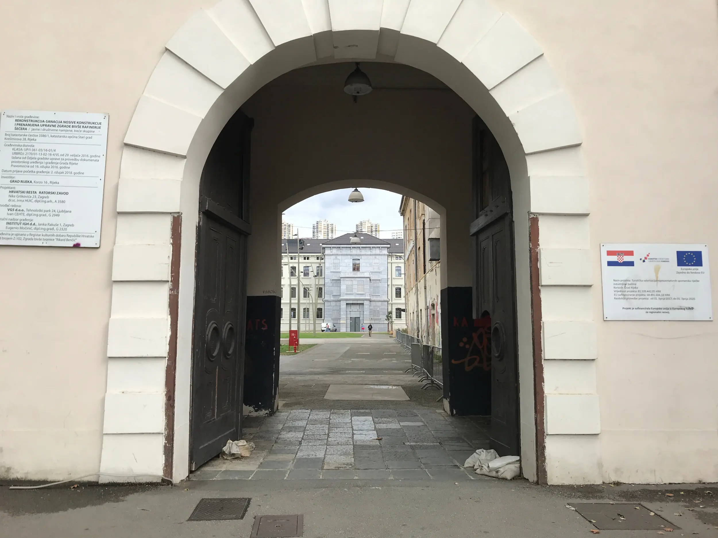 The entrance arch to the former industrial area - photo N. Corritore