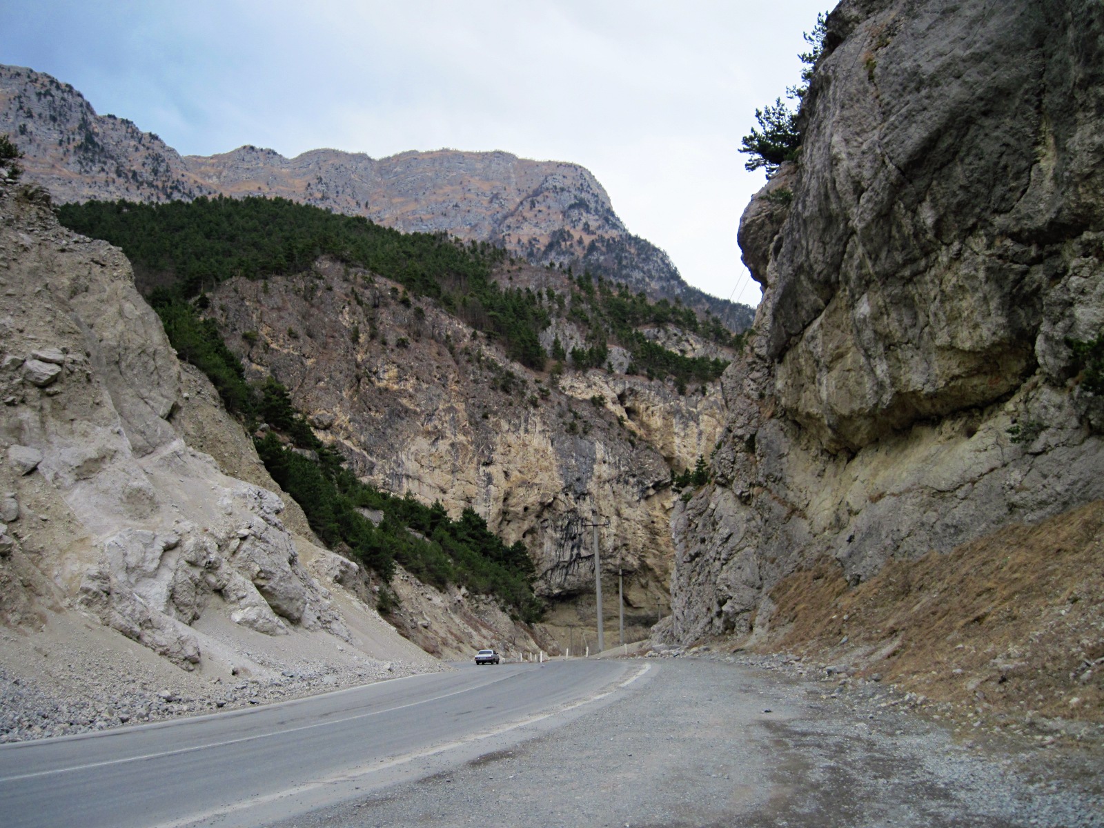 Alcune-zone-sono-servite-da-ampie-strade-asfaltate-ma-non-e-raro-trovarsi-su-strade-bianche