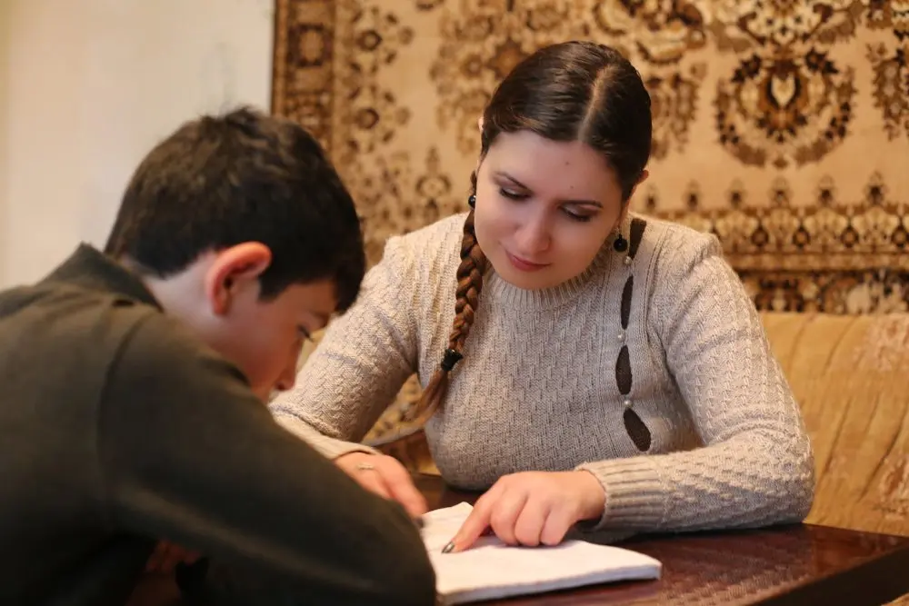 Alina gives private lessons in English and Russian. She receives her pupils at home - Armine Avetisyan