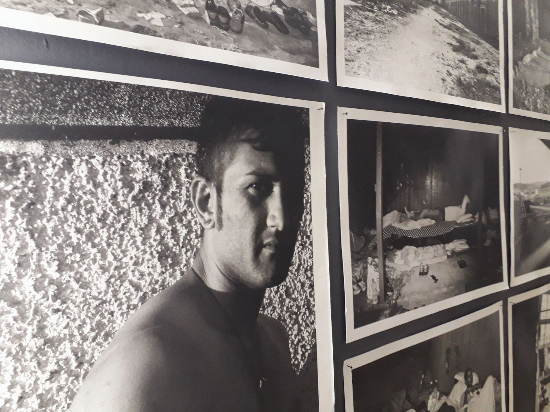 Allestimento-mostra-Caosmosi-storie-minime-di-nuomini-novunque