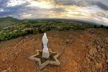 Apparition Hill - Medjugorje (Photo ...your local connection, Flickr) Apparition Hill - Medjugorje (Photo ...your local connection, Flickr)