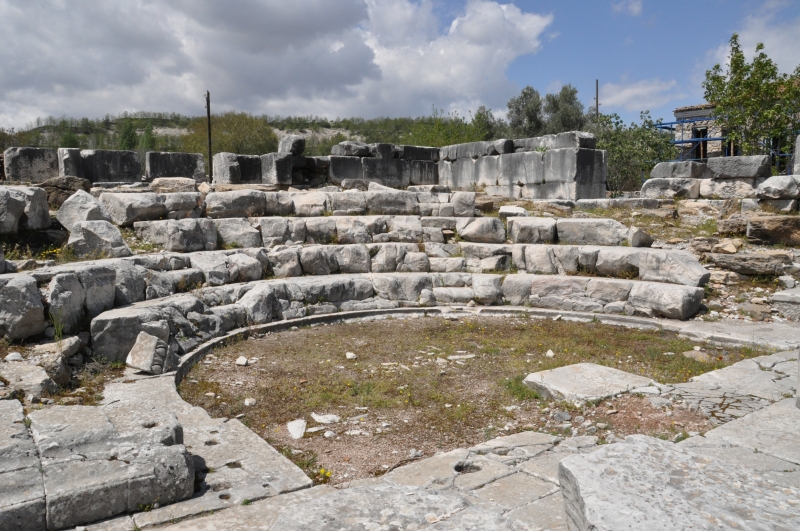Bouleuterion-di-Stratonikea-in-provincia-di-Mugla-coi-sedili-per-i-consiglieri