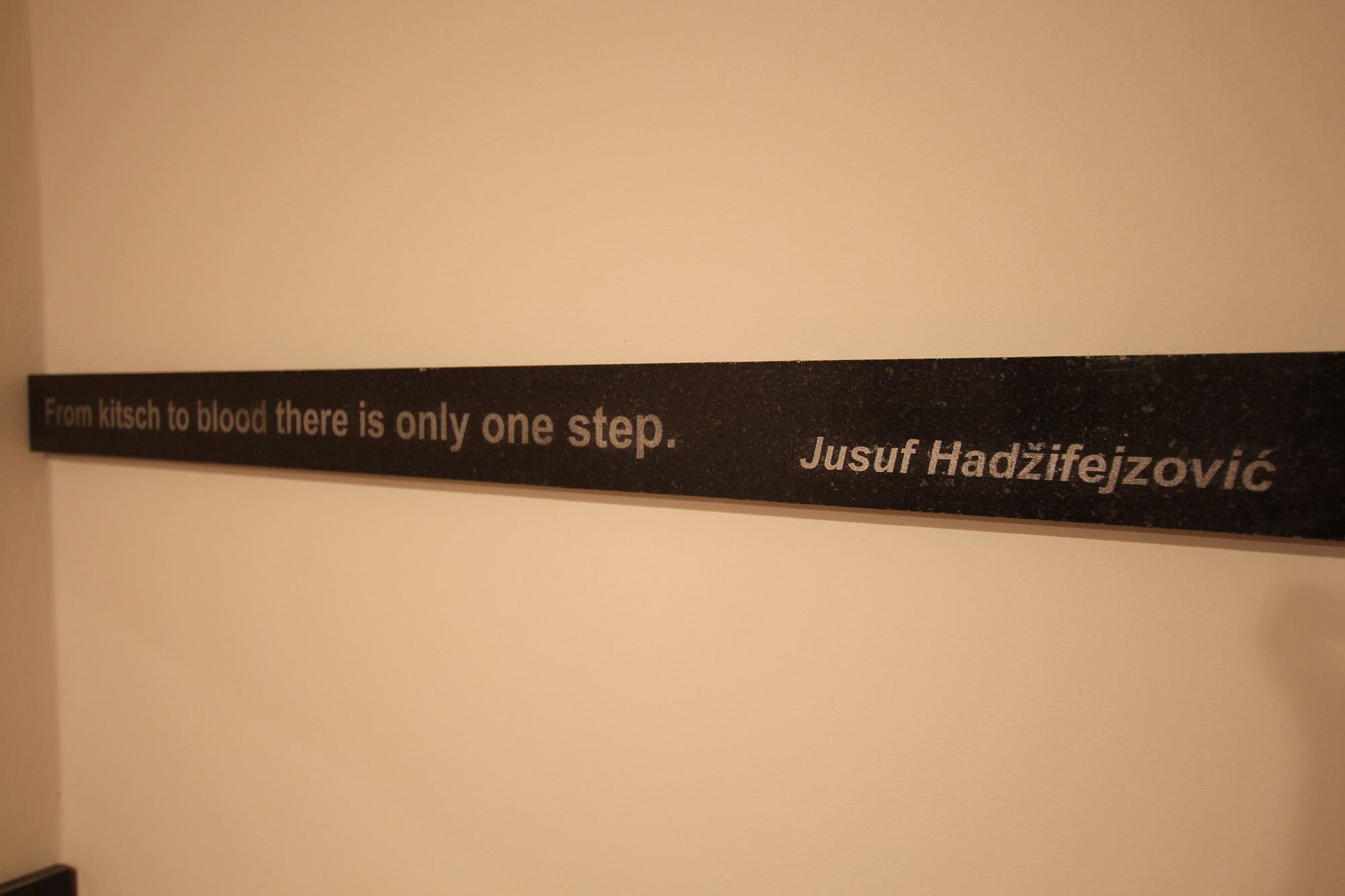 Dal-kitsch-al-sangue-il-passo-e-breve