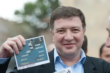 Suspended Mayor Gigi Ugulava holds up a ‘Stop Russian Aggression’ flyer at the anti-Russian rally (Photo by O. Krikorian) Suspended Mayor Gigi Ugulava holds up a ‘Stop Russian Aggression’ flyer at the anti-Russian rally (Photo by O. Krikorian)
