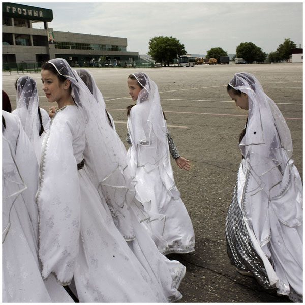 Grozny-Cecenia-Giugno-2008-Ragazze-danzano-nel-nuovo-aeroporto-1
