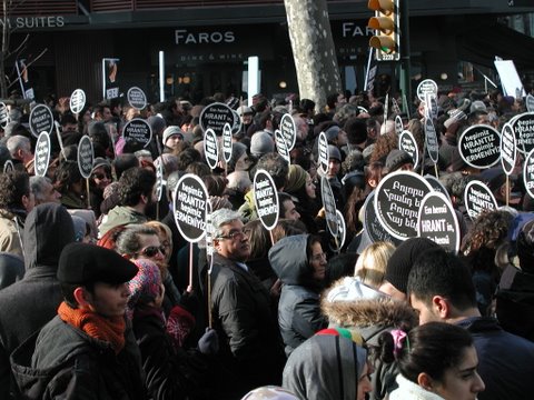I-cartelli-di-protesta-riportano-scritte-in-turco-e-in-armeno