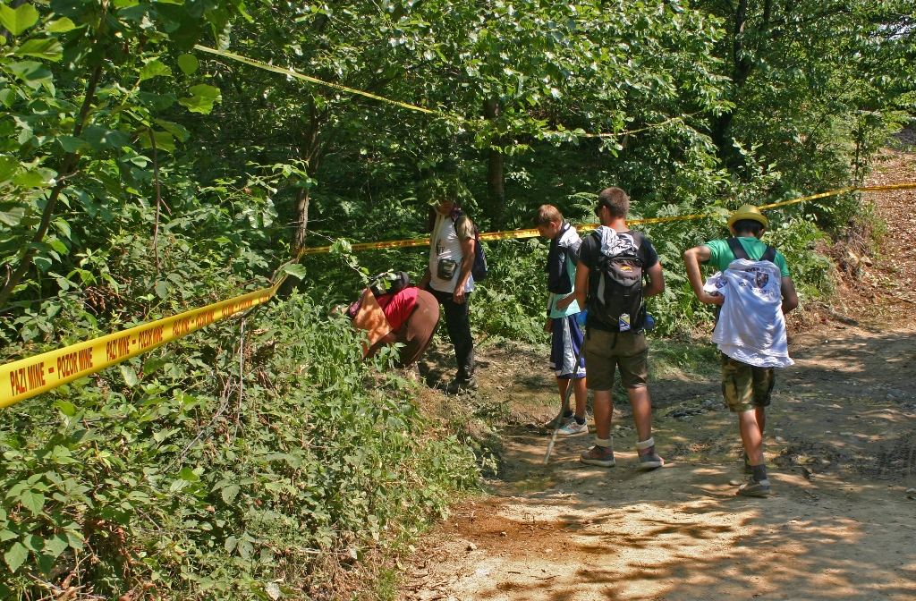 In-coda-per-l-acqua-tra-i-boschi-minati