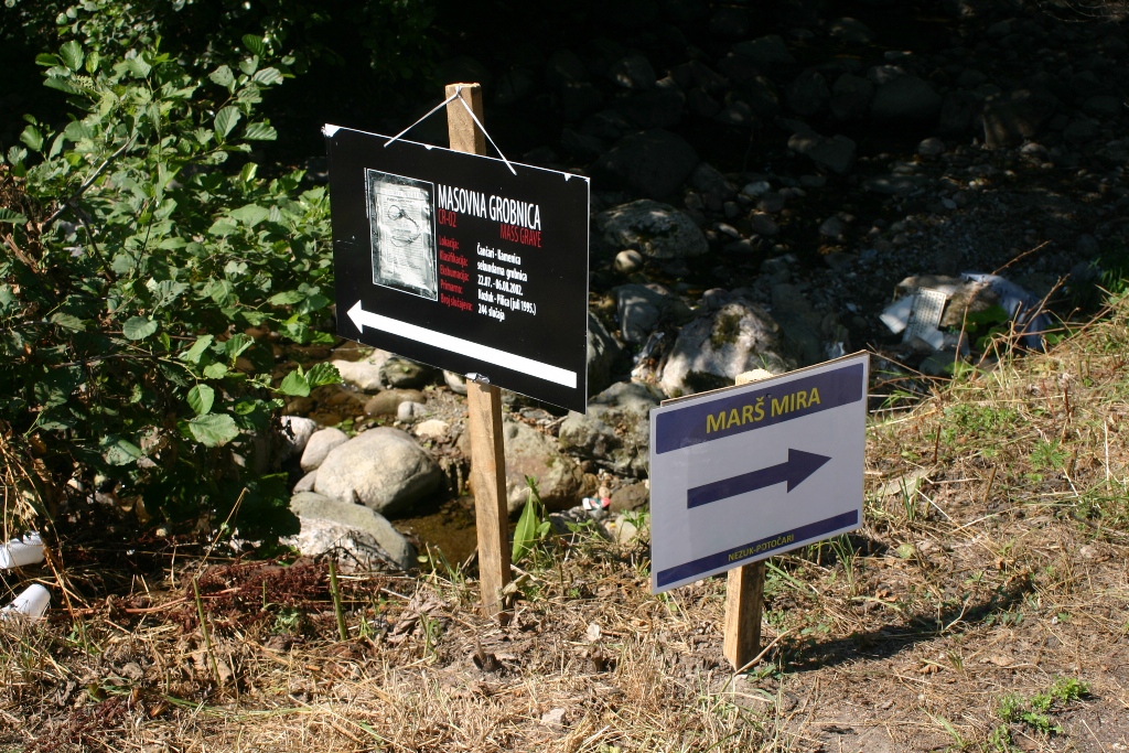 In-marcia-tra-le-fosse-comuni