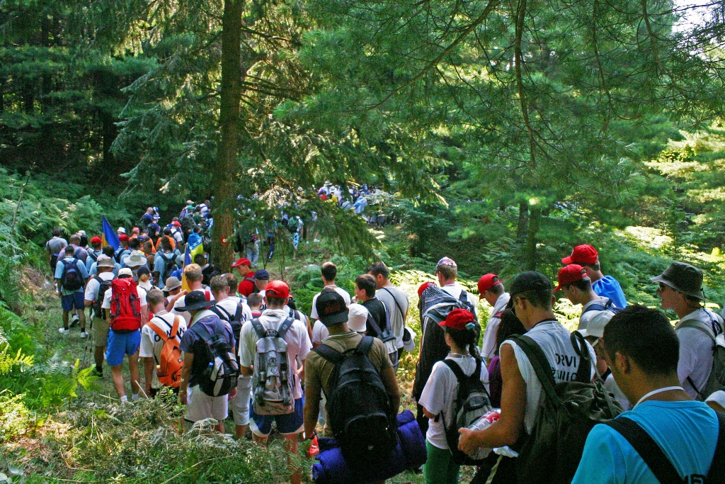 La-colonna-in-marcia-nei-boschi-intorno-a-Nezuk