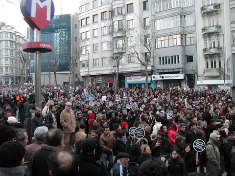 La-folla-radunata-in-piazza-Taksim
