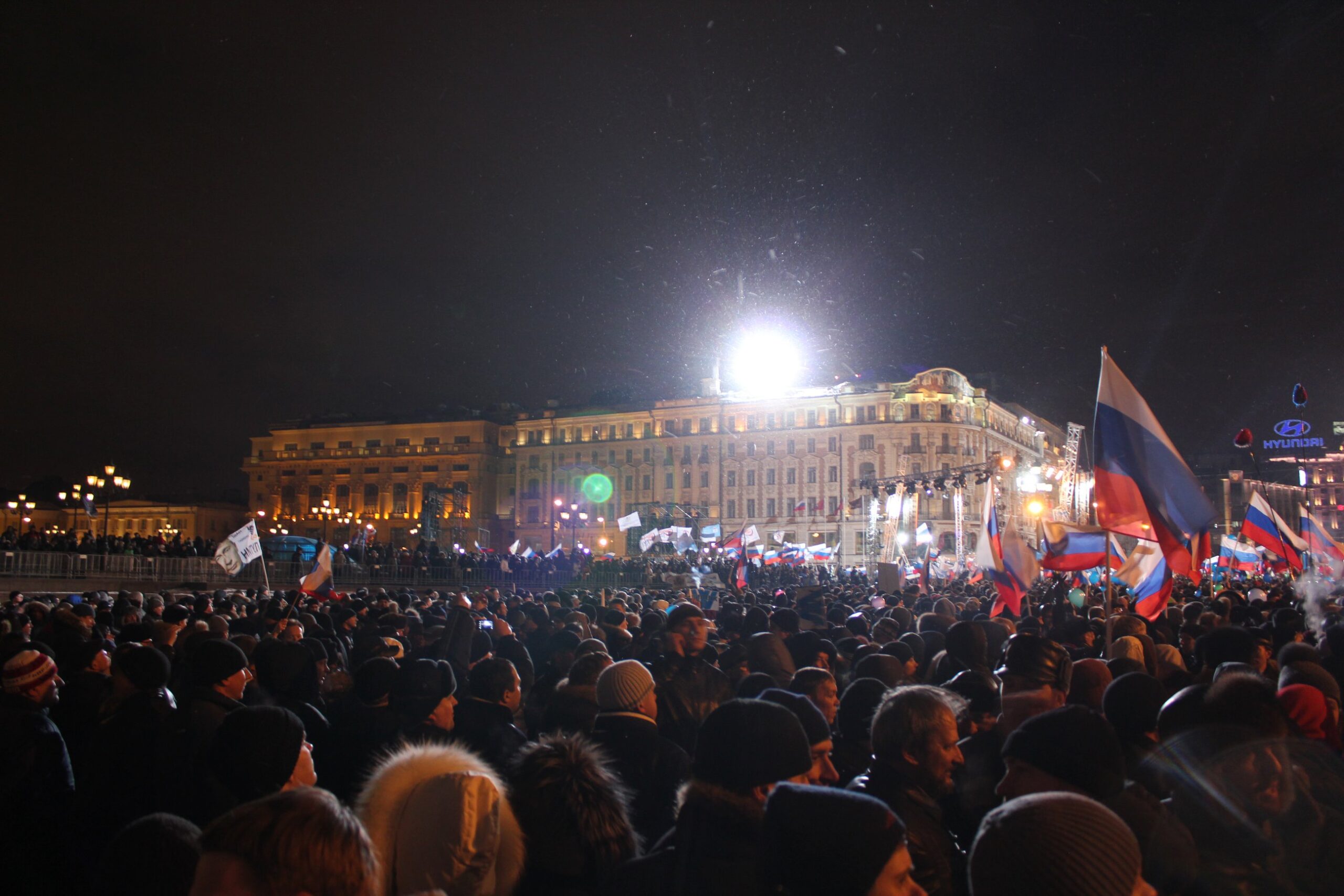 La-folla-si-riversa-in-strada