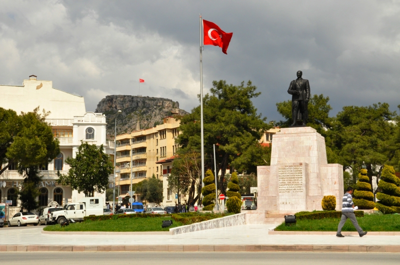 La-piazza-centrale-di-Mugla-con-il-monumento-ad-Atatuerk