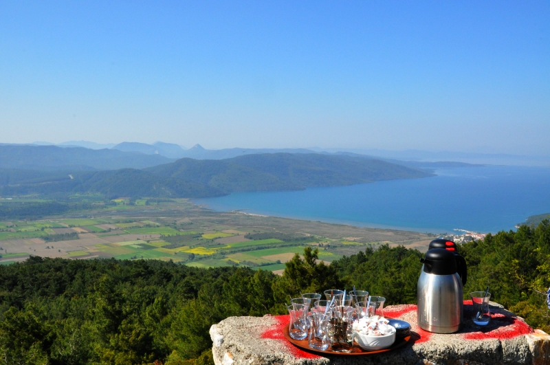 Lungo-la-strada-a-tornanti-che-scende-da-Mugla-al-golfo-di-Goekova