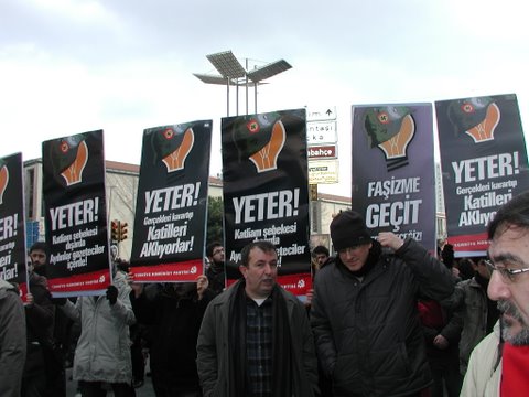 Manifestanti-con-cartelli-di-protesta