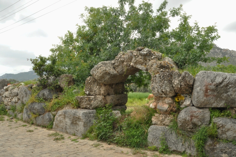 Porta-di-un-antica-fortificazione-nelle-campagne-di-Oren-l-antica-Keramos