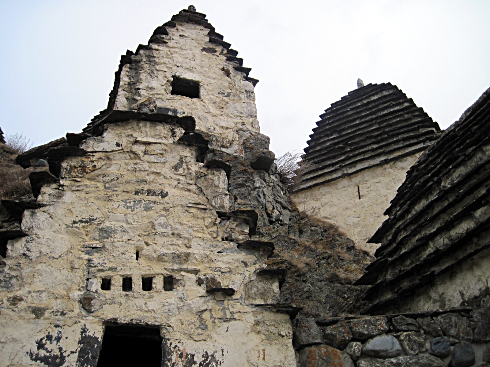 Queste-casette-funerarie-contengono-ancora-ossa-e-in-alcuni-casi-scheletri-interi