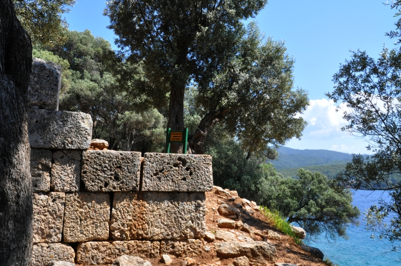 Resti-antichi-del-terrazzamento-del-tempio-di-Apollo-sul-mare-a-Sedir-Adasi