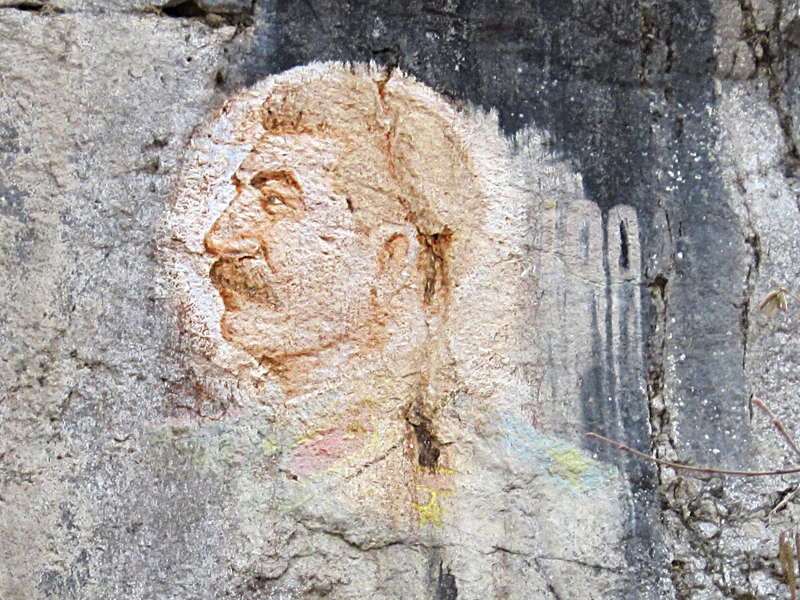 Ritrato-di-Stalin-dipinto-su-una-roccia