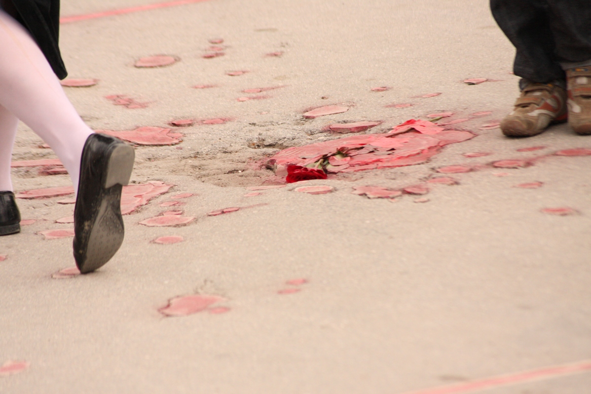 Rose-di-Sarajevo-i-buchi-lasciati-dalle-granate-nel-periodo-1992-95-sono-ora-riempiti-di-vernice-rossa