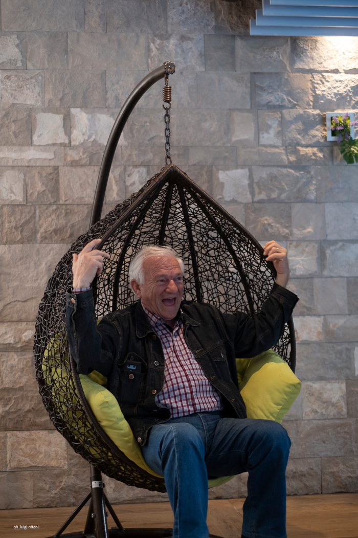 Sarajevo-J.Divjak-seduto-foto-Luigi-Ottani