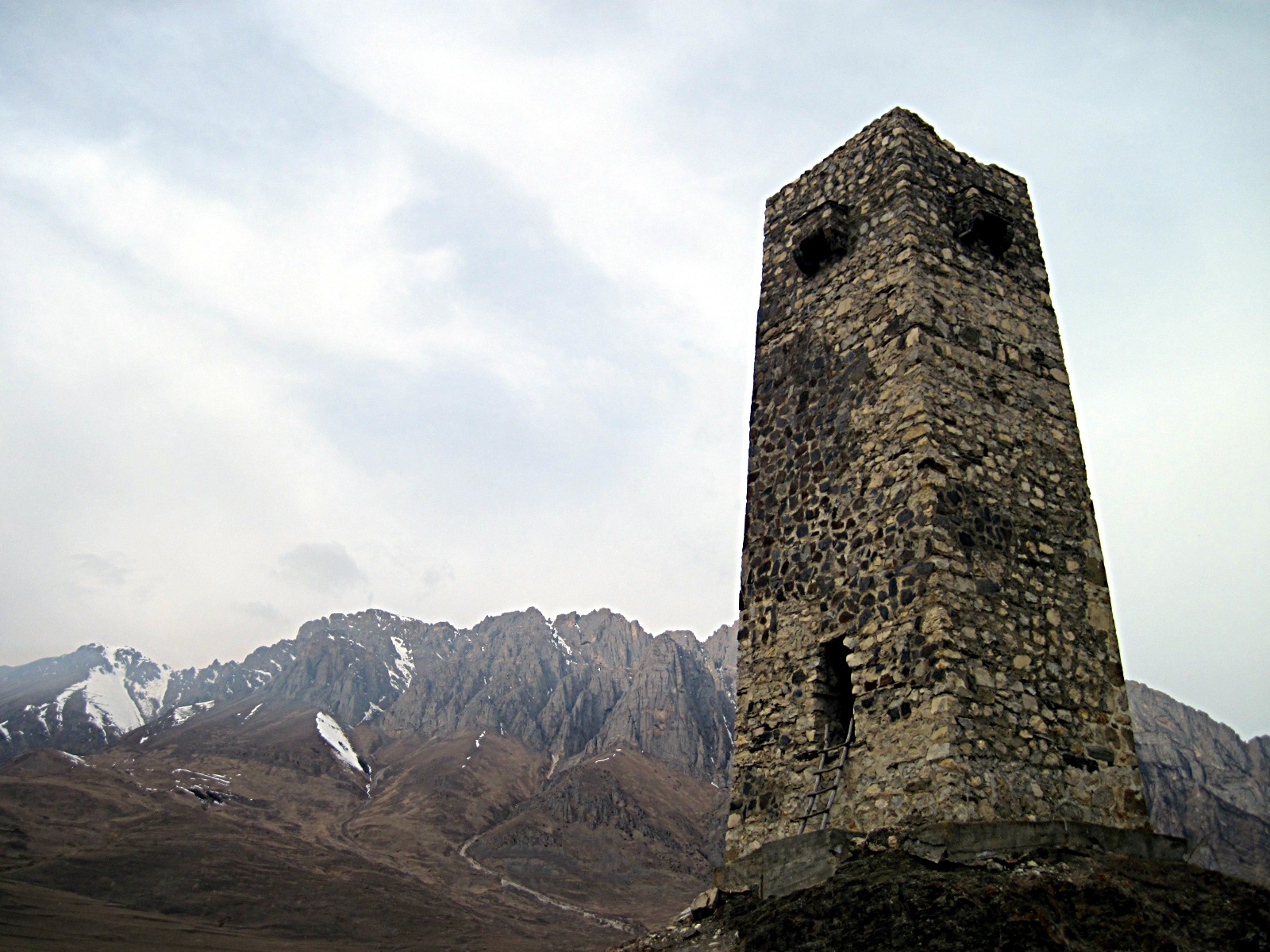 Torre-vicino-alla-citta-dei-morti