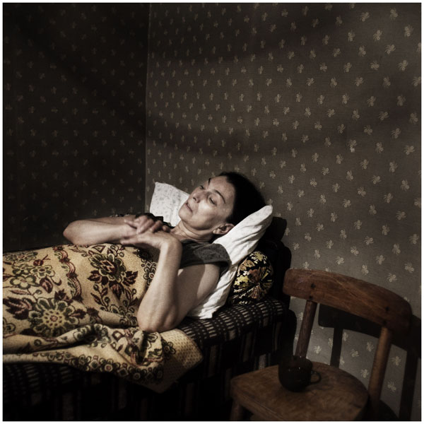 Tskhinvali-Ossezia-del-Sud-agosto-2008-Una-donna-georgiana-nel-letto-della-sua-casa-1