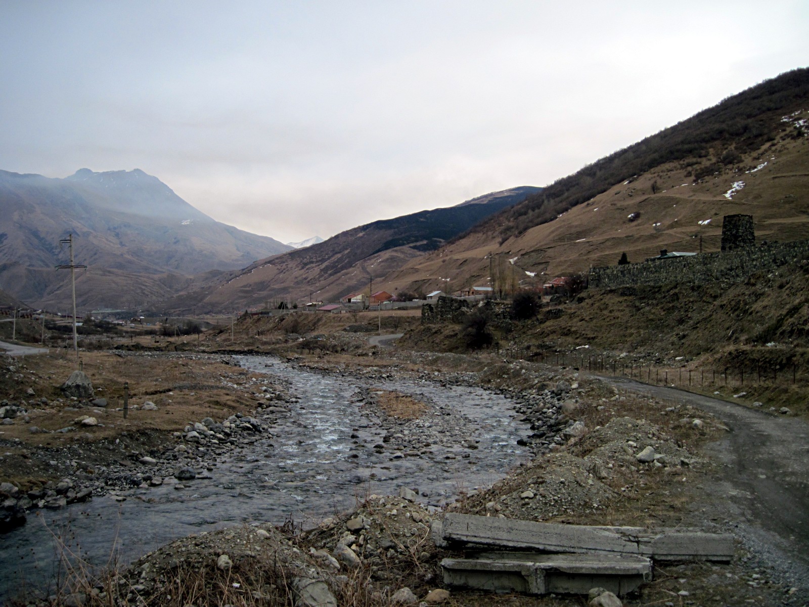 Una-strada-bianca-lungo-un-fiume