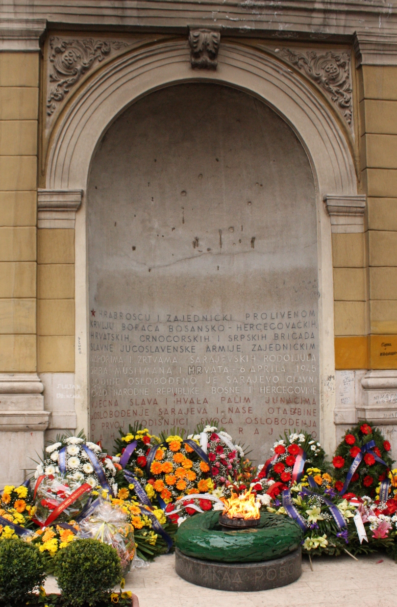 Vjecna-Vatra-la-Fiamma-Eterna-che-ricorda-la-liberazione-della-citta-dai-nazisti-nel-1945