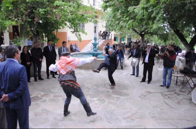 Zeibek-non-in-costume