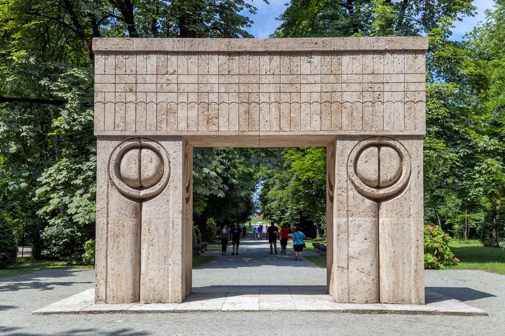 Targu Jiu, Romania - "La porta del bacio" dello scultore romeno Constantin Brâncuși © Florin Cnejevici/Shutterstock
