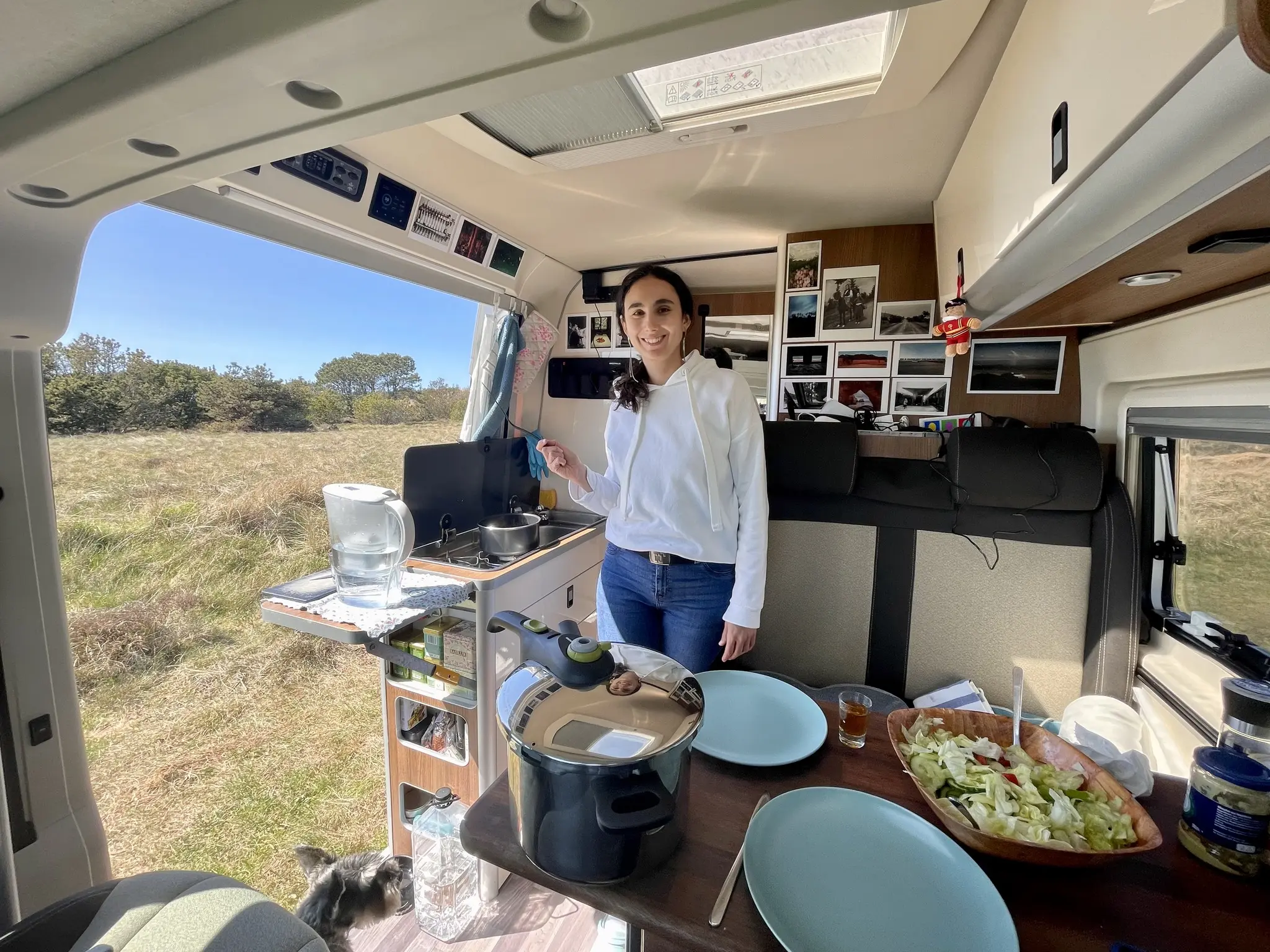 Elena Stancu sul camper ©  Cosmin Bumbuț