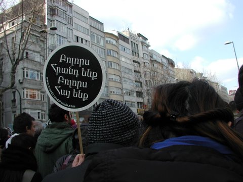 slogan-in-turco-e-armeno-siamo-tutti-Hrant-Dink-siamo-tutti-armeni