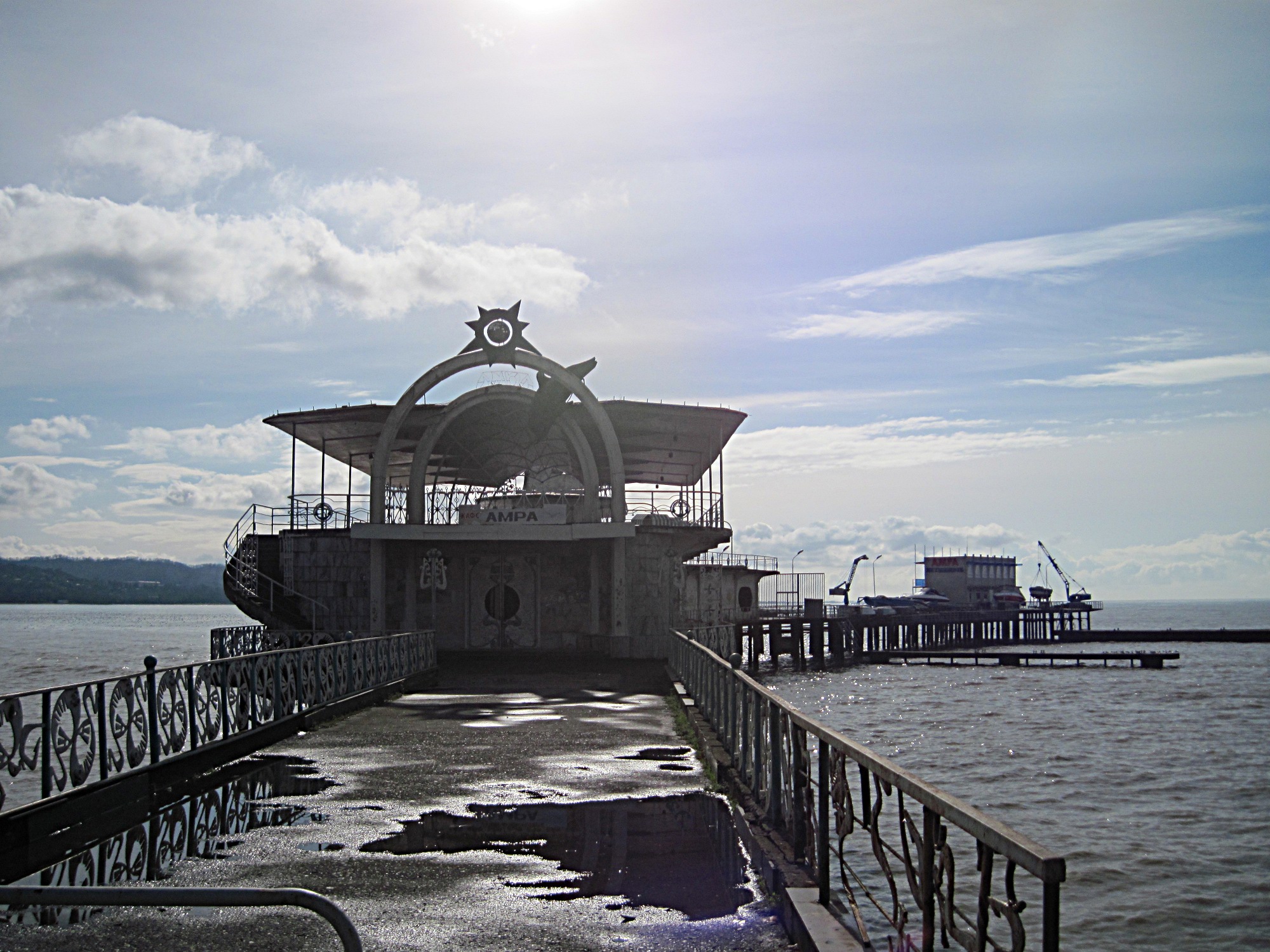 Amra-un-locale-abbandonato-su-un-molo-a-Sukhumi