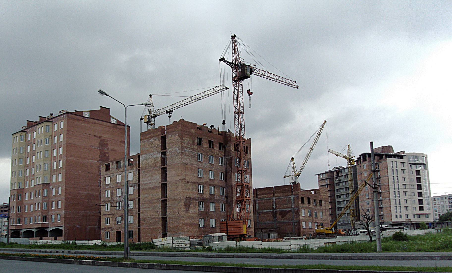 Condomini-in-costruzione-nei-quartieri-dormitorio-in-periferia