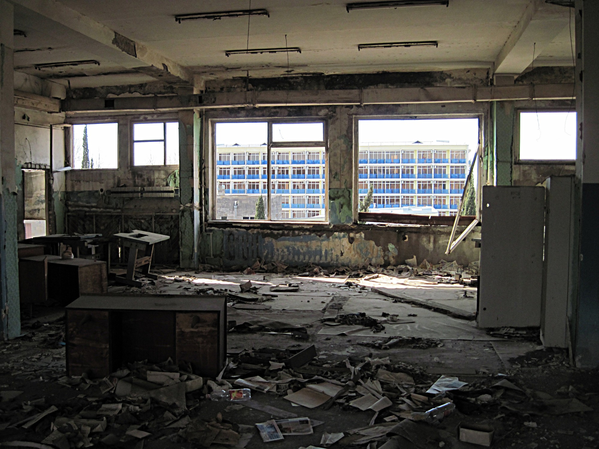 L-hotel-Inter-Sukhum-visto-da-un-ufficio-abbandonato-nelle-vicinanze