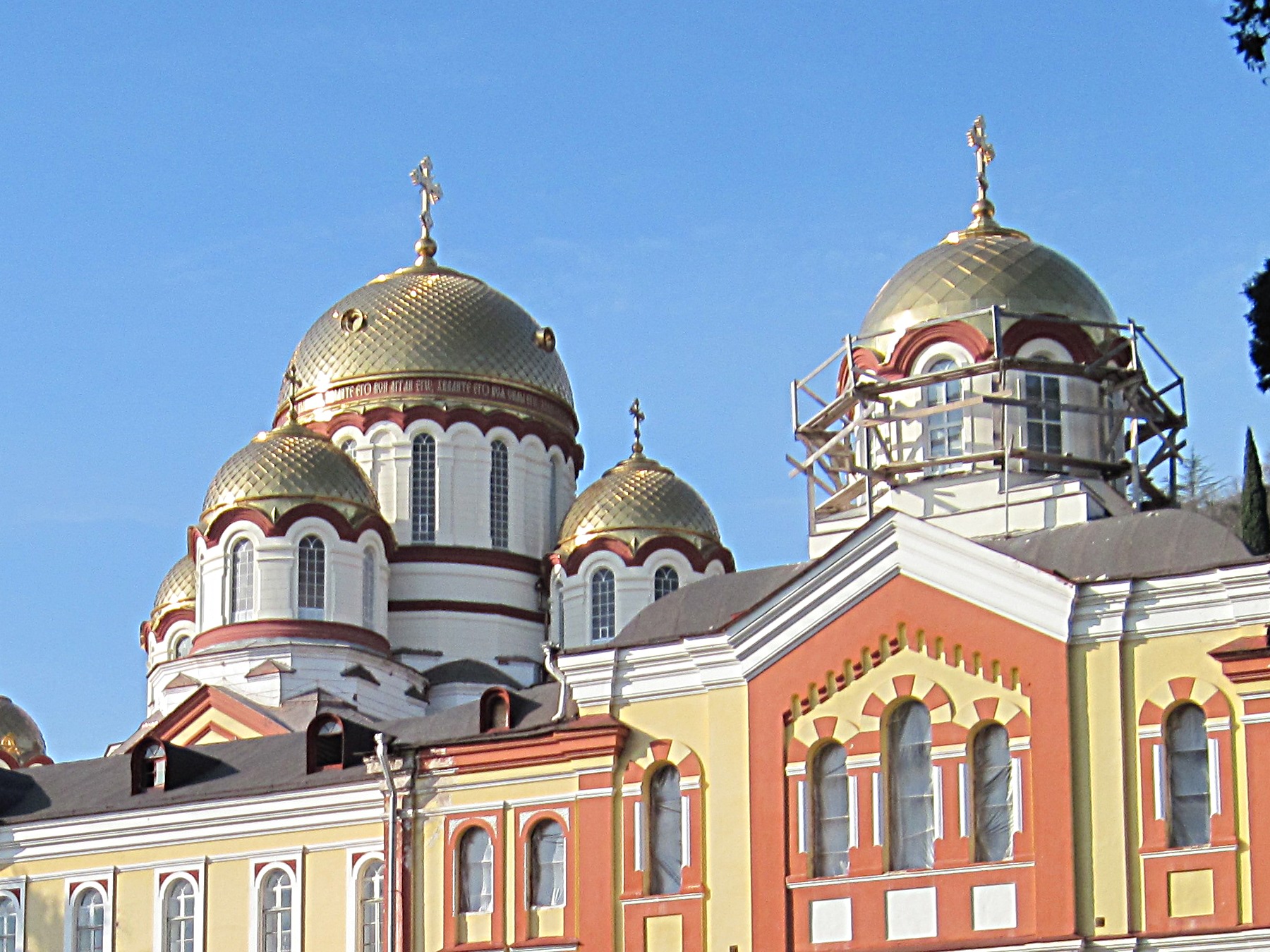 Sono-in-corso-dei-lavori-di-ristrutturazione-anche-al-monastero-di-Novyj-Afon-situato-a-circa-20-km-da-Sukhumi-1