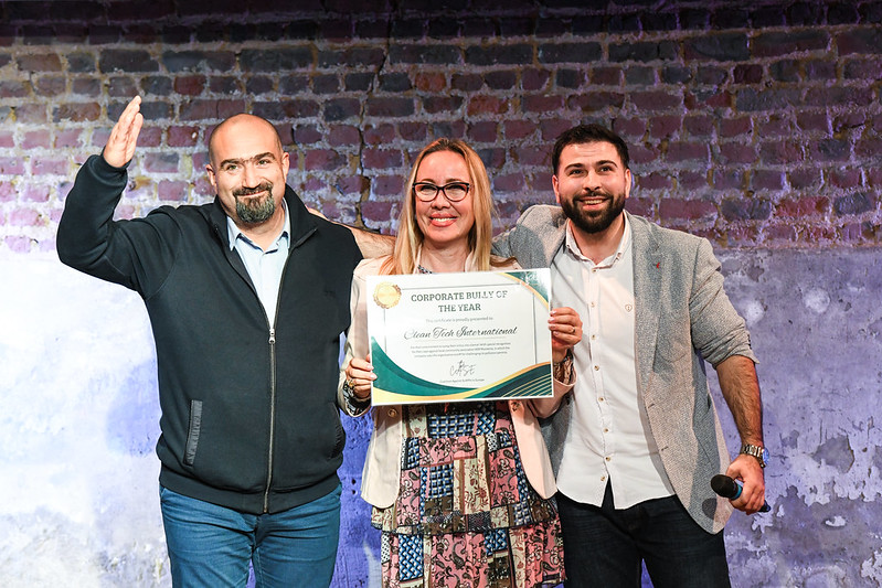 Vincitore del premio Corporate bully of the year Clean Tech ritirato da AER Muntenia © Sonia Goicoechea Vincitore del premio Corporate bully of the year Clean Tech ritirato da AER Muntenia © Sonia Goicoechea