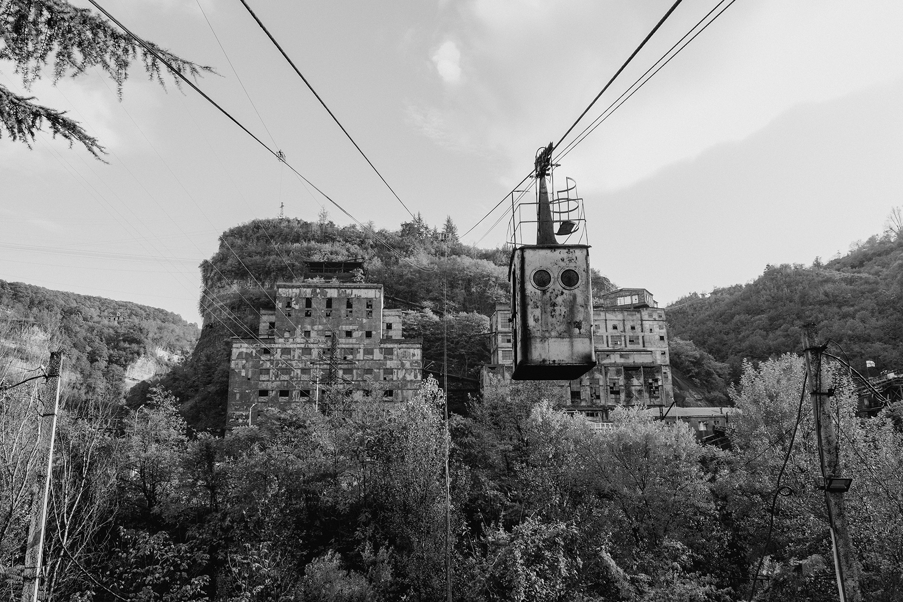 Chiatura-oro-nero-silenzio-grigio