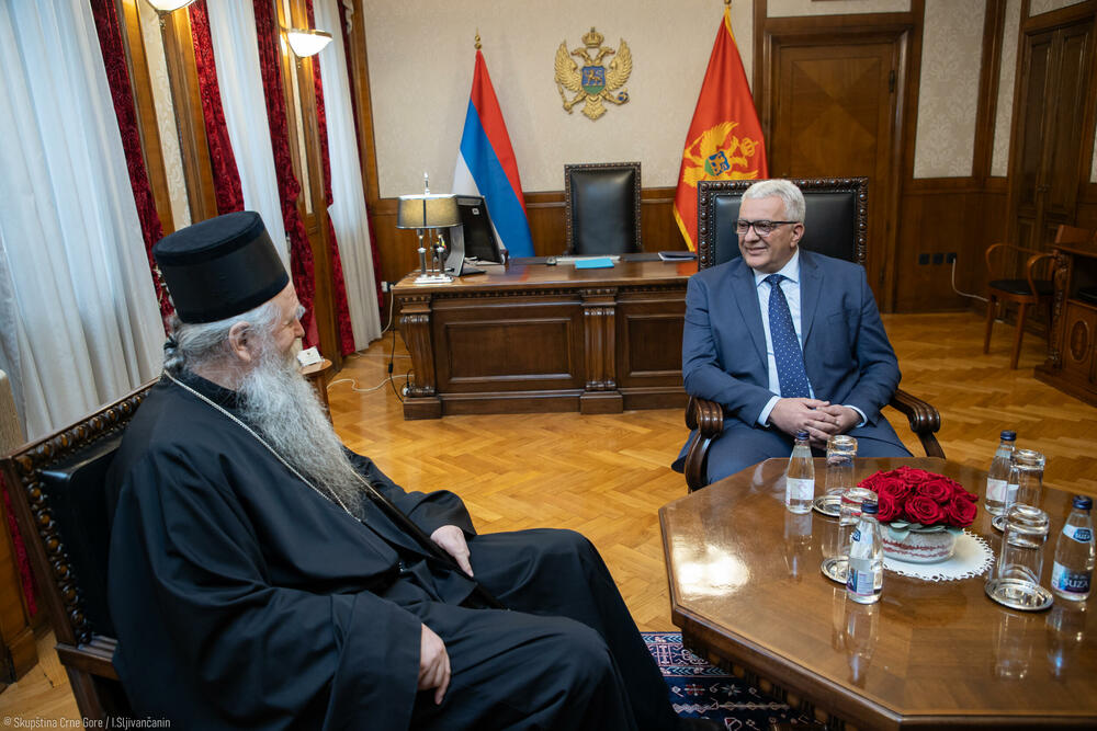 Montenegro-bandiere-e-polemiche-identitarie