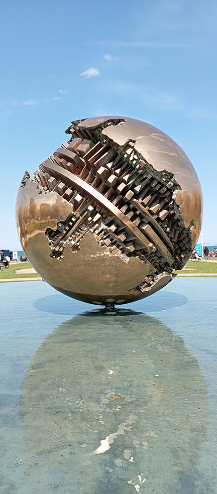Pesaro, la Sfera di Pomodoro (foto F. Fiori)