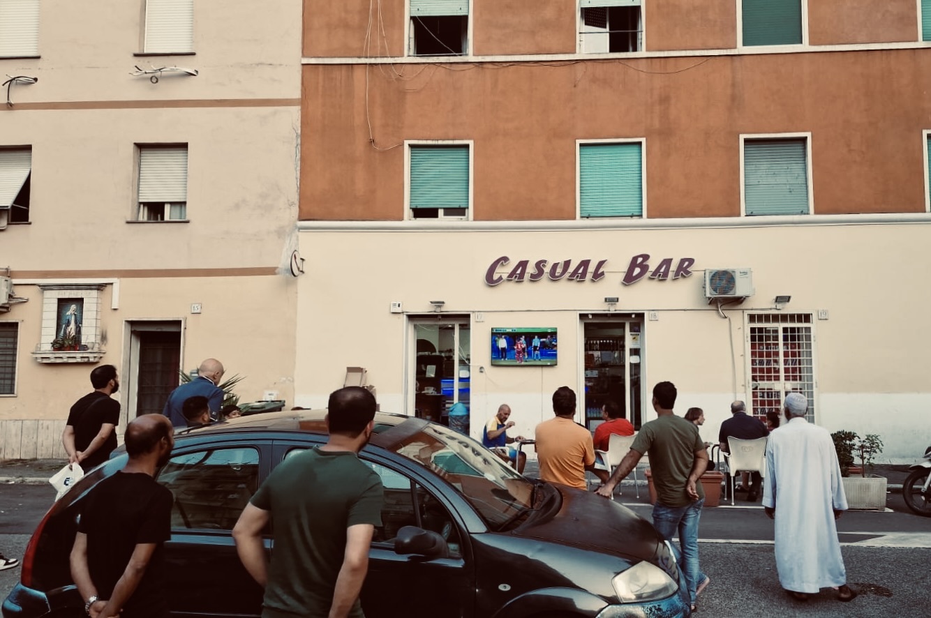 Uomini di Torpignattara (Roma) a guardare la partita dell’Italia (foto S. Kelner) Uomini di Torpignattara (Roma) a guardare la partita dell’Italia (foto S. Kelner)