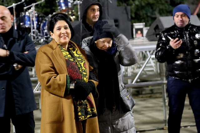 La presidente uscente Zourabichvili in piazza coi manifestanti (foto F. Baccini) La presidente uscente Zourabichvili in piazza coi manifestanti (foto F. Baccini)