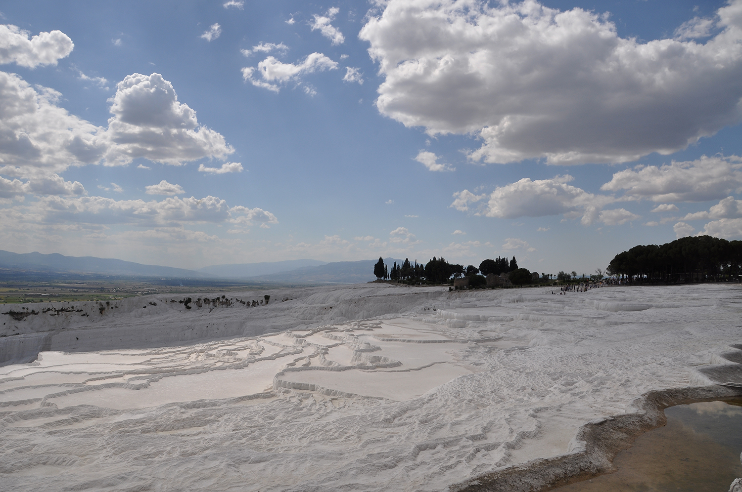 Ai bordi dell'altopiano su cui sorge l'antica Hierapoli, inizia la grande calotta di pietra bianca che ha dato il nome a Pamukkale
