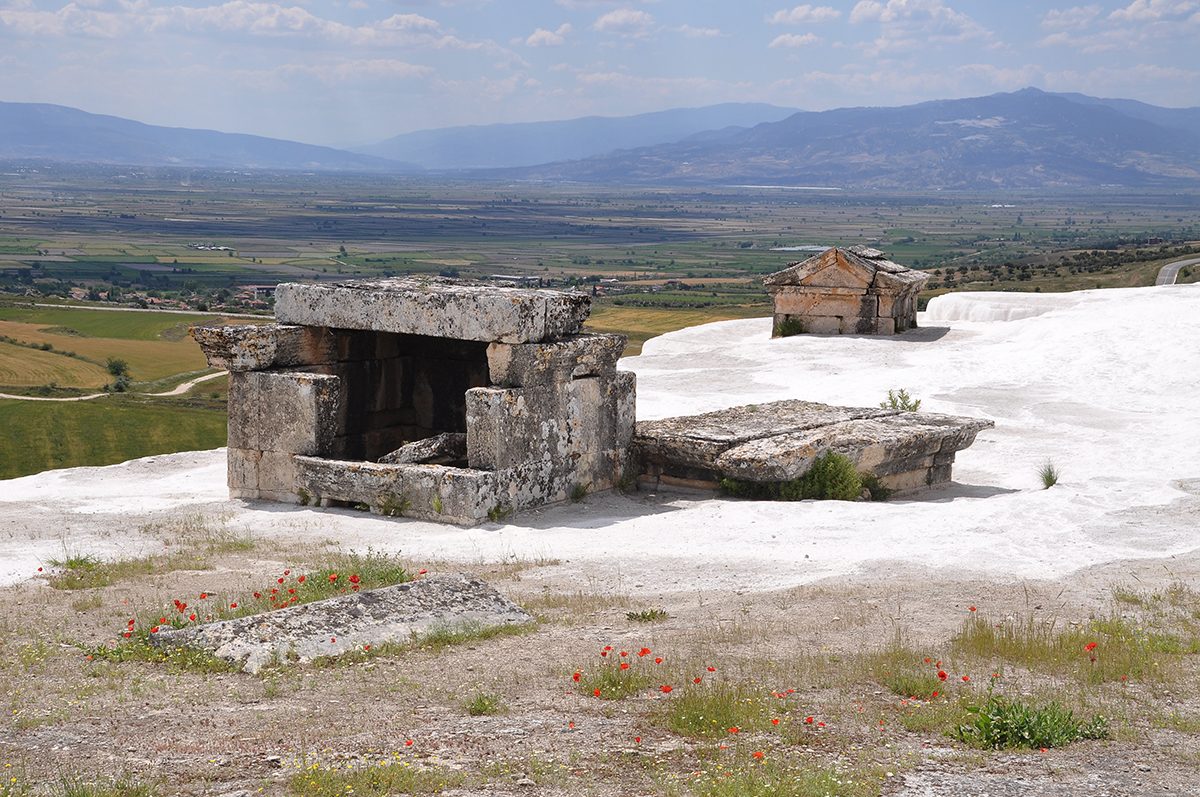 Antiche tombe inglobate nel travertino di Pamukkale - Foto F. Polacco