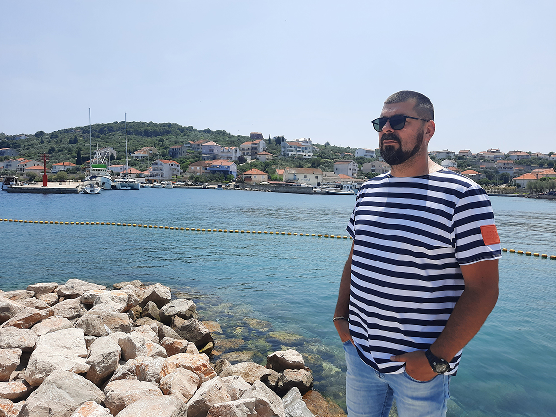 Il pescatore Božidar Blaslov con la sua maglia a righe fatta di reti da pesca riciclate - Foto G. Vale