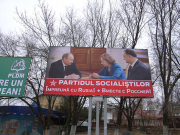 "Insieme con la Russia", il poster elettorale del partito socialista con Putin
