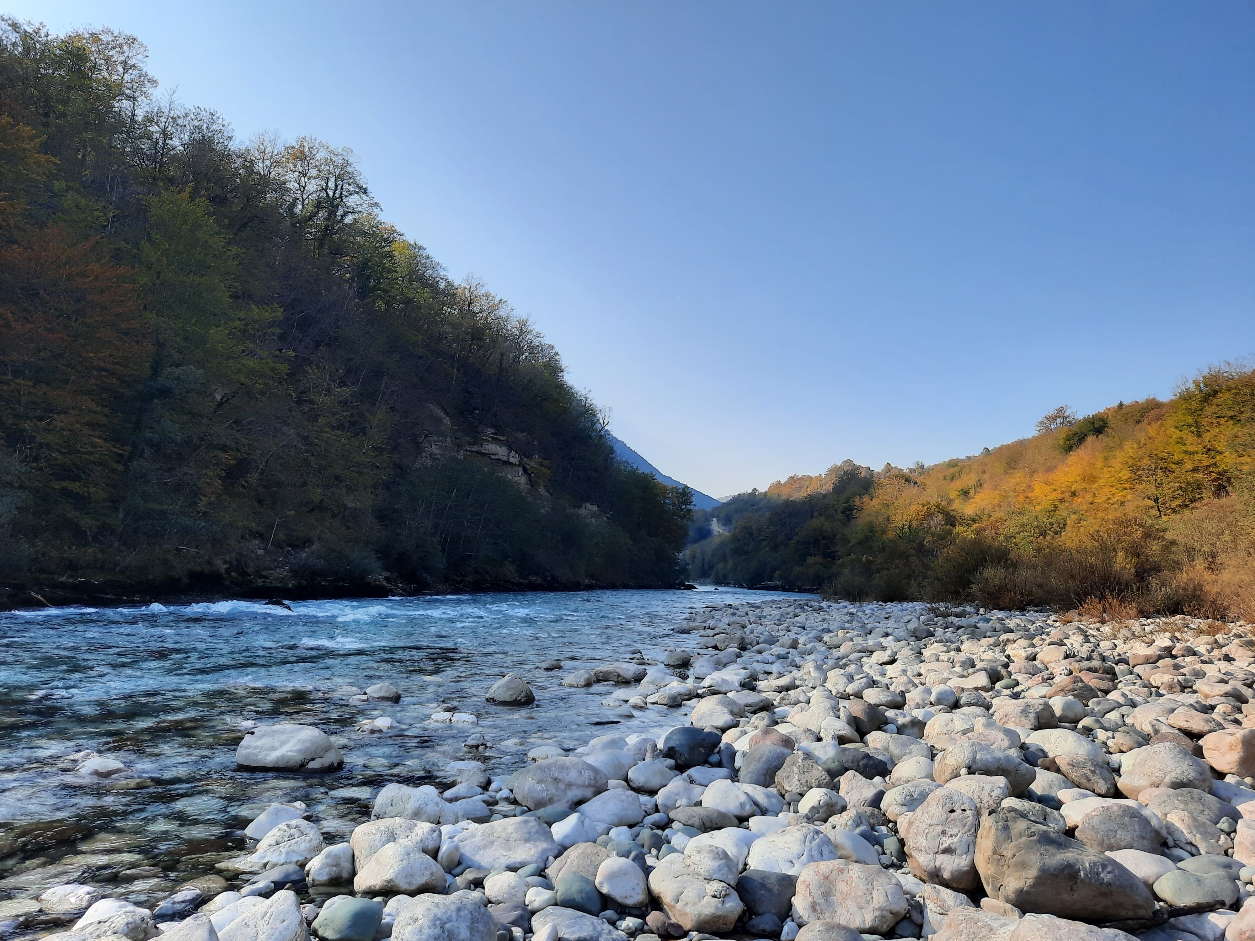 La-Drina-vista-dalla-spiaggia-del-camping-e-centro-di-rafting-Divlja-Rijeka-Bosnia-Erzegovina