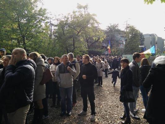 Moldavi in fila a Parma per il secondo turno (foto P. Bergamaschi)